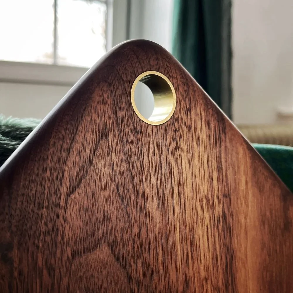Tear Drop serveringsbræt Ø35 cm i massiv valnød med messingsring Flat Cap Furniture