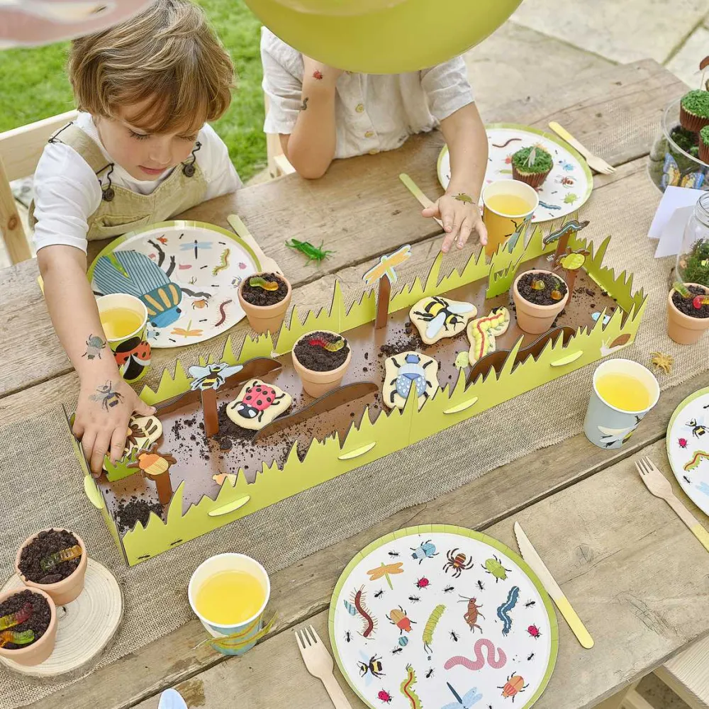 Gingerray Treat Stand Bug Hunt Grazing Board med flyvende kortbugs