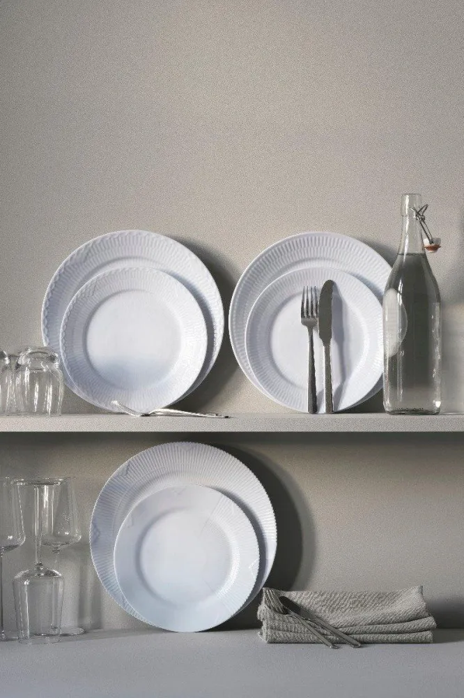 Hvid riflet Halvblonde tallerken - 22 cm.