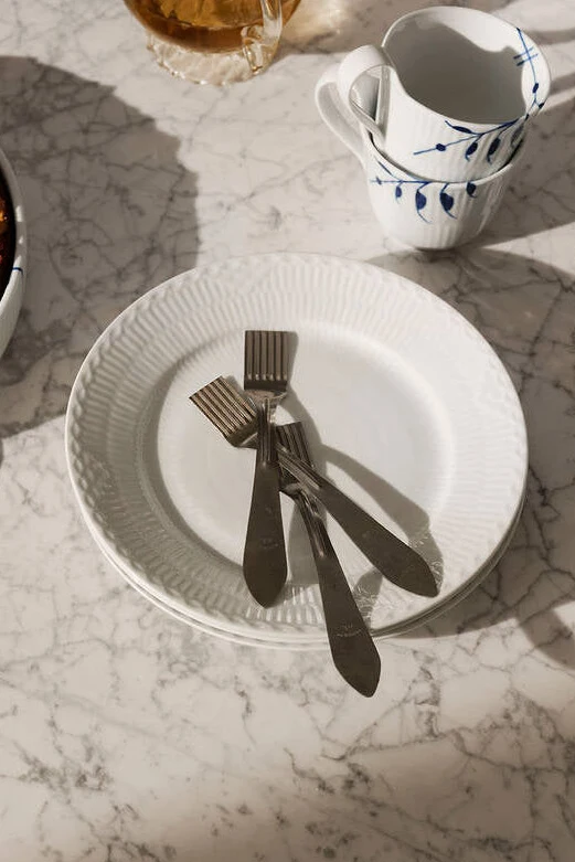 Hvid Riflet Halvblonde tallerken - Ø19 cm.