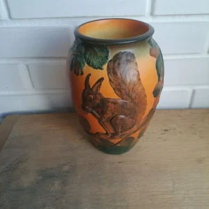 Ipsen enke keramik, Vase med egern 18 cm. #795