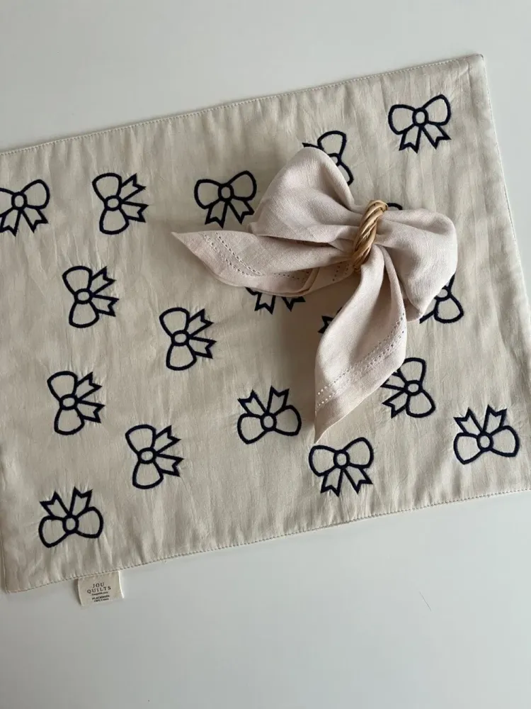 Jou Embroidery dækkeserviet - Bows Navy