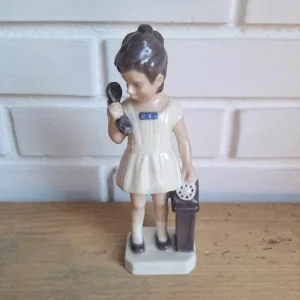 Lyngby. Gitte med telefon i hånden #73