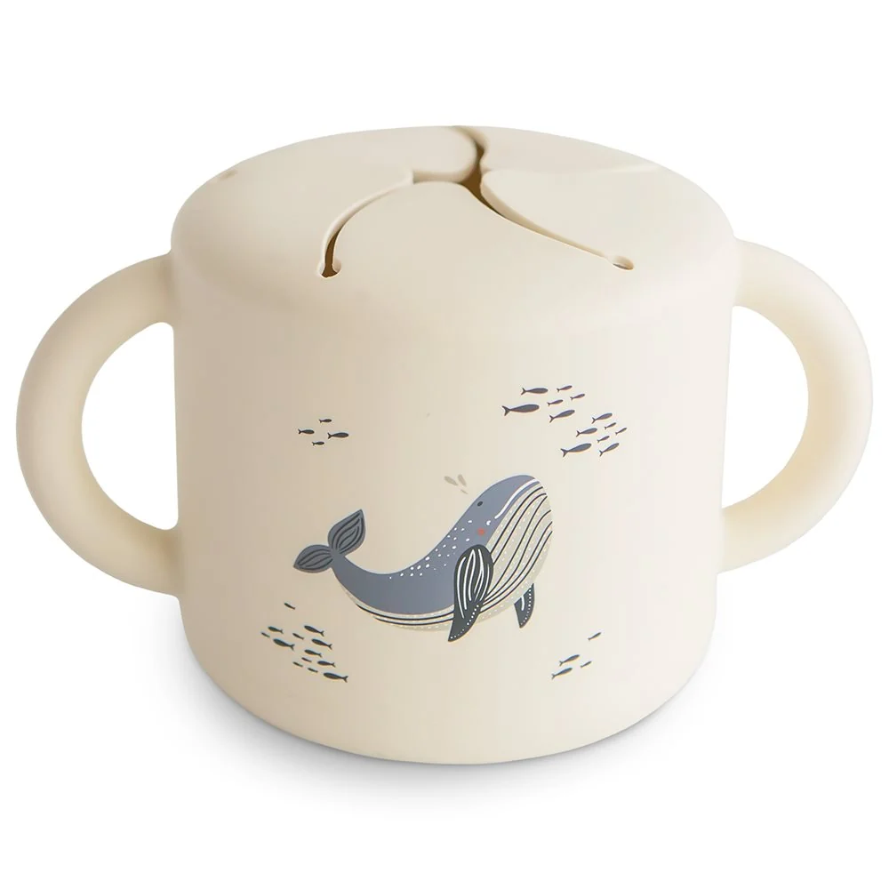 Mushie Non-Sip Snack Cup Hvaler