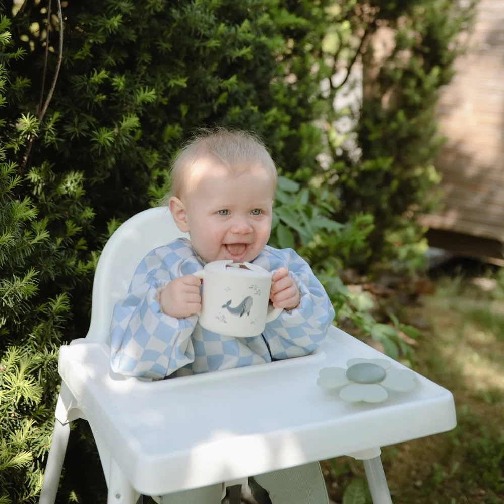Mushie Non-Sip Snack Cup Hvaler