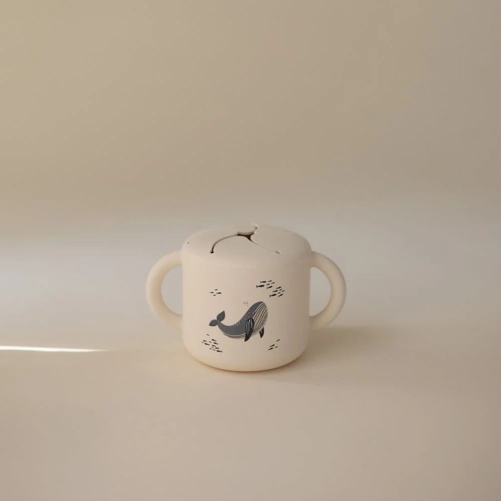 Mushie Non-Sip Snack Cup Hvaler
