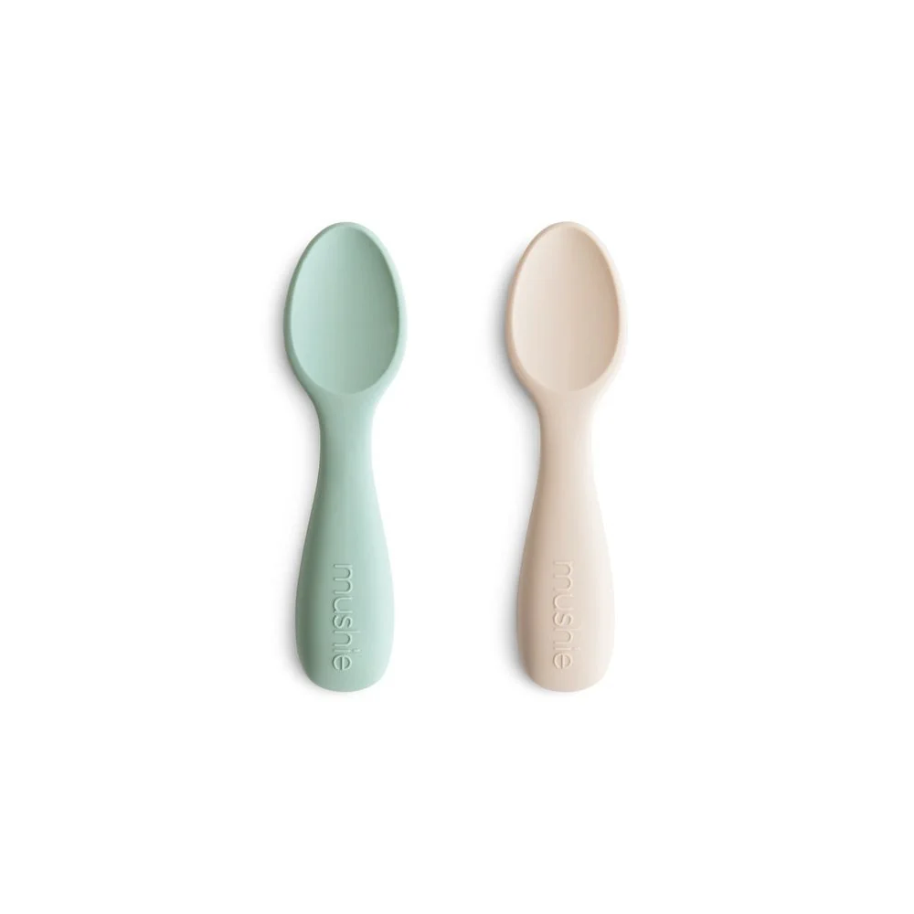 Mushie Starter Baby-teskeer, 2-pak, Cambridge Blue/Shifting Sand