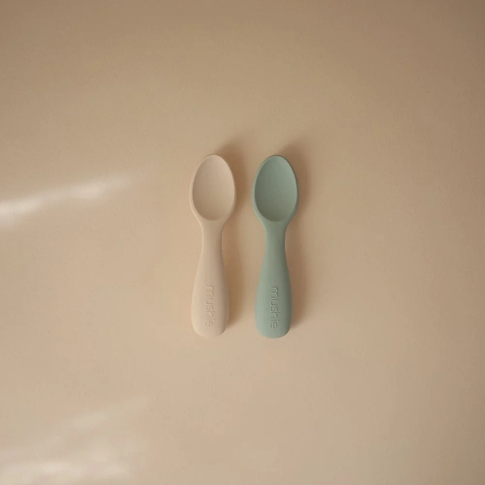 Mushie Starter Baby-teskeer, 2-pak, Cambridge Blue/Shifting Sand