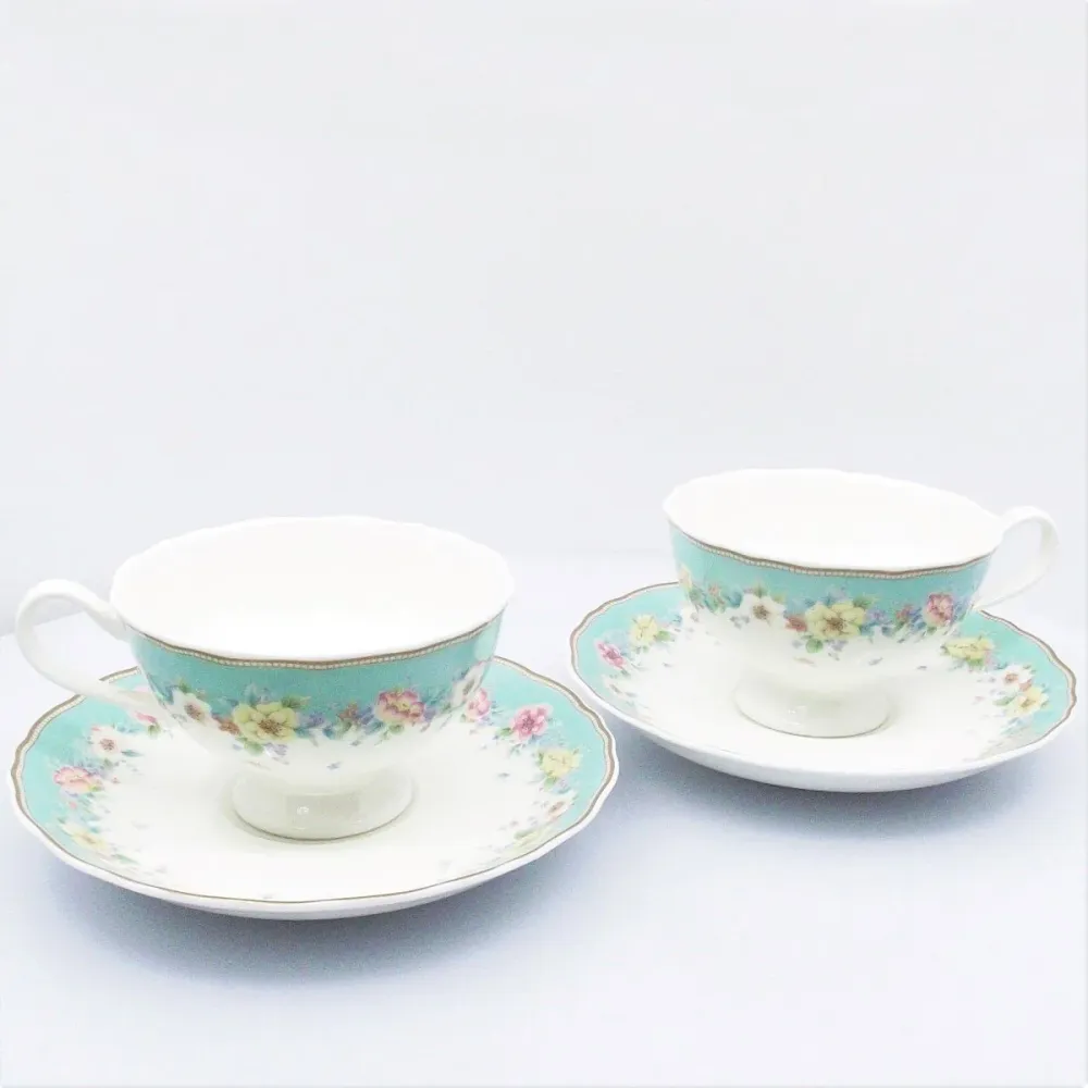 Narumi sæt med 2 tekopper i Bone China porcelæn med guldfinish /K79/B