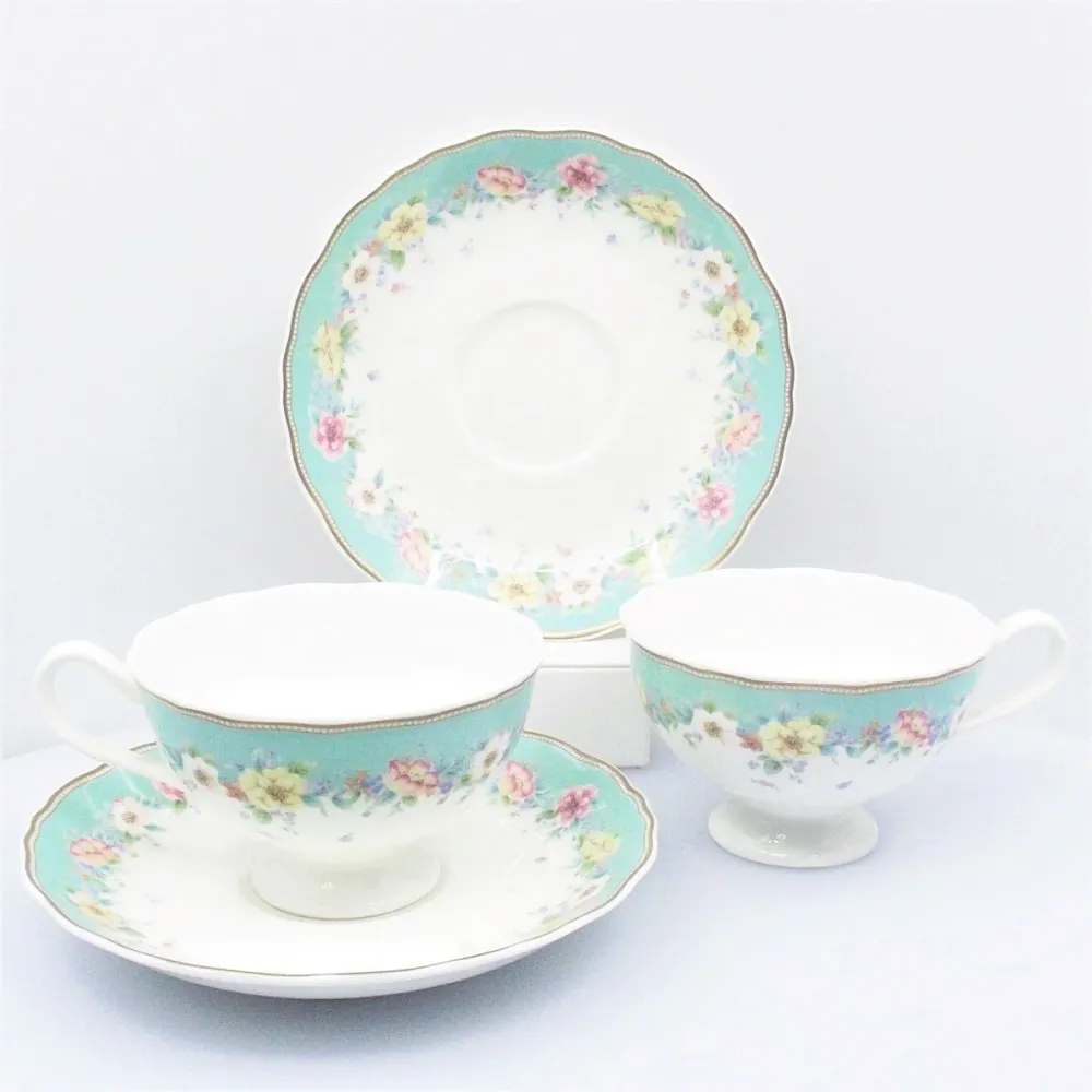Narumi sæt med 2 tekopper i Bone China porcelæn med guldfinish /K79/B
