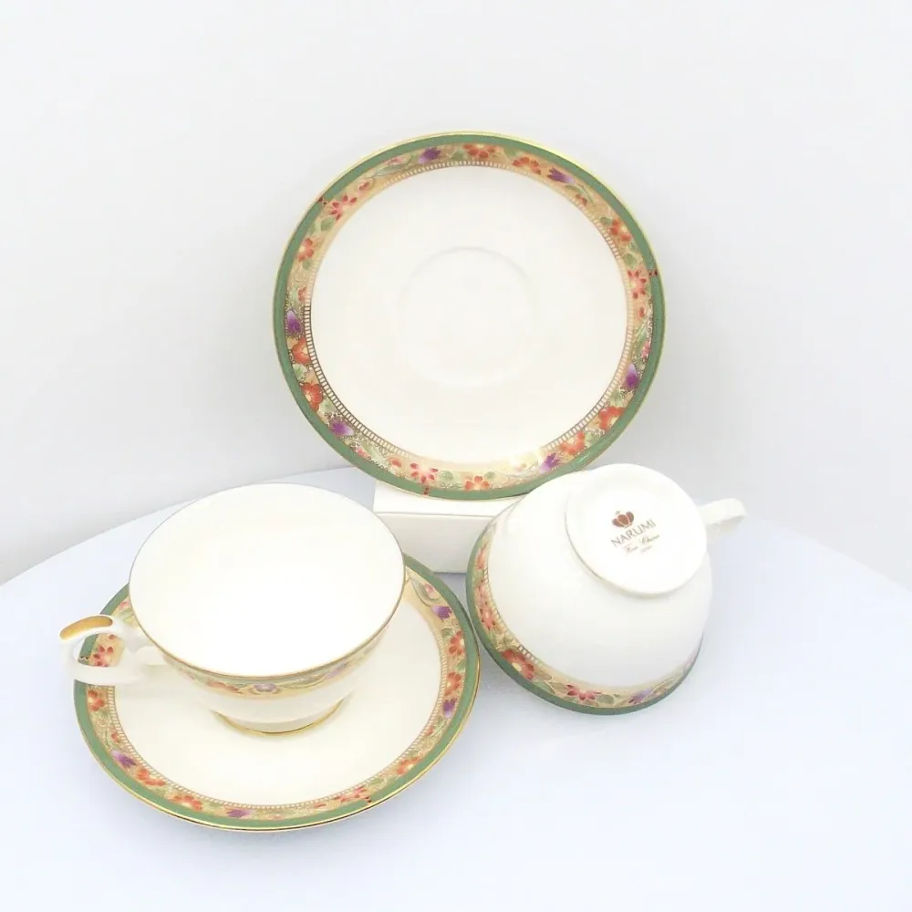 Narumi sæt med 2 tekopper i Bone China porcelæn med guldfinish /0100