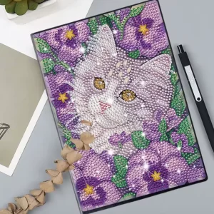 Notesbog med en kat omgivet af lilla blomster