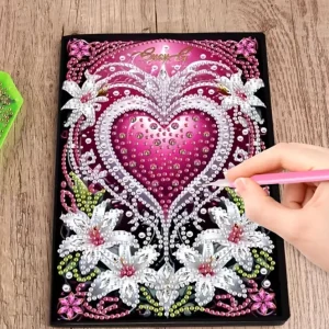 Notesbog med et pink hjerte omgivet af smukke blomster