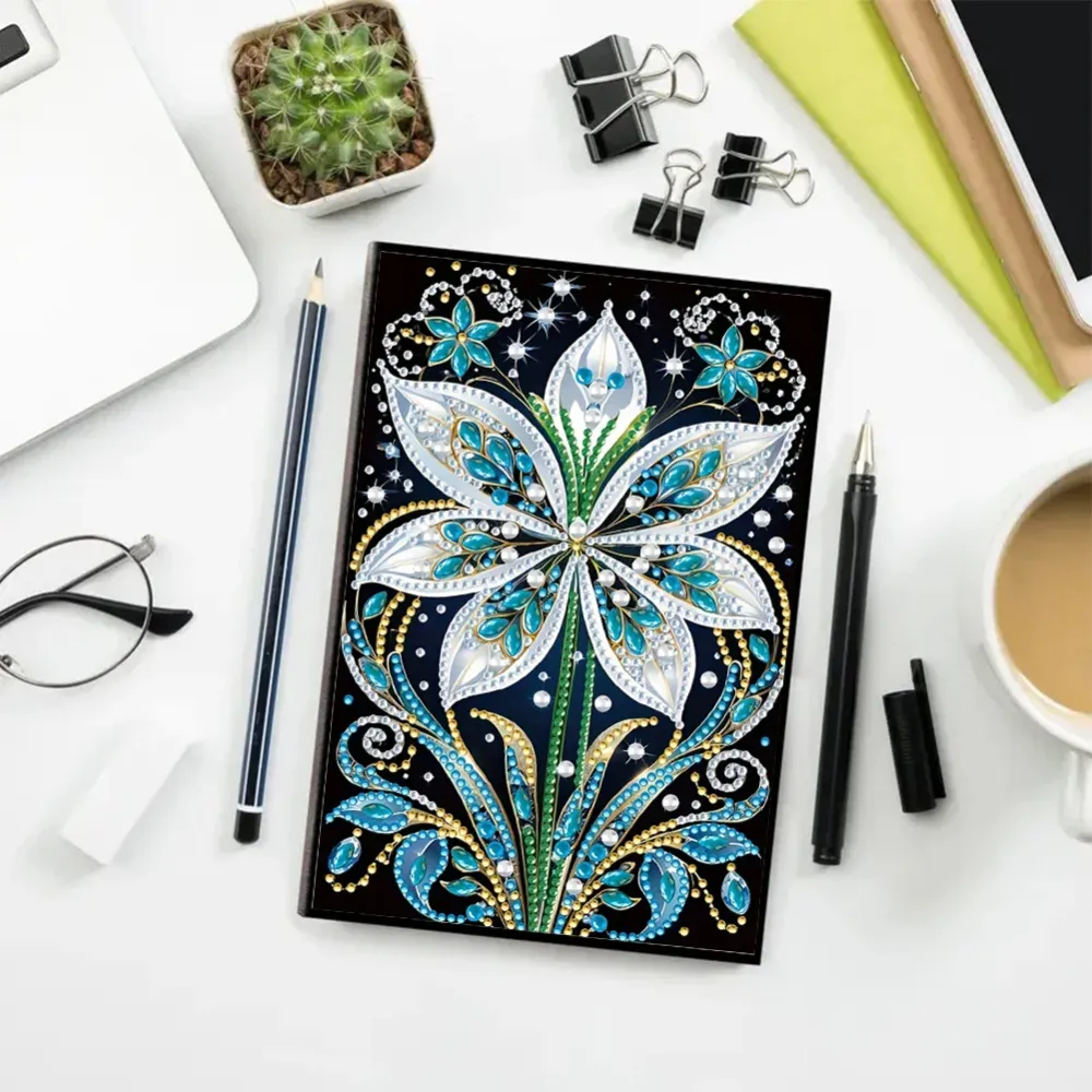 Notesbog med smuk blomst i kolde farver