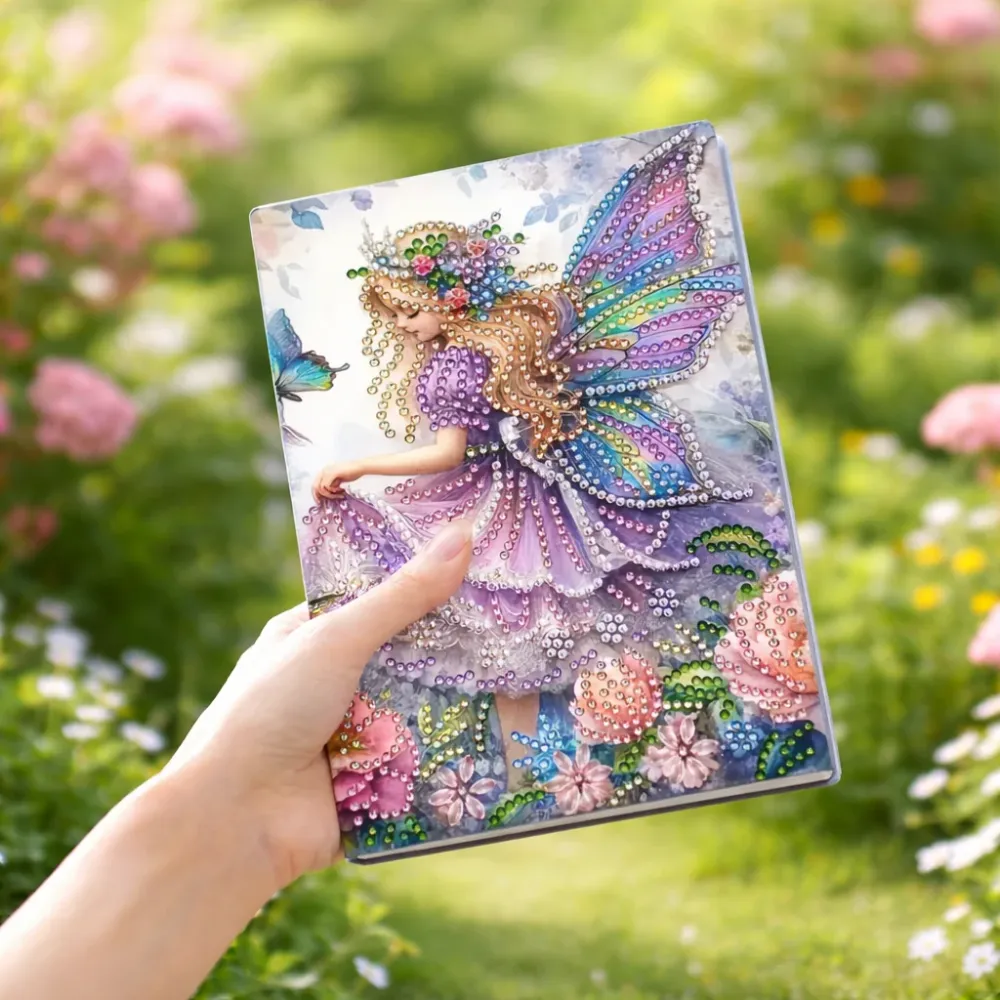 Notesbog med en smuk fe omgivet af blomster