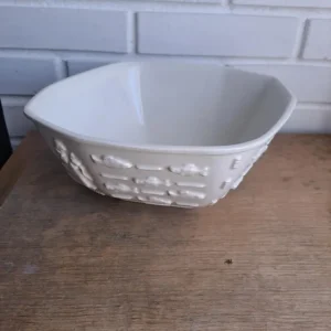 Royal Copenhagen. Blanc de chine, Skål med fiskemotiver 28 cm. #4085