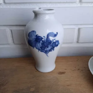 Royal Copenhagen. Blå blomst flettet, Vase 16 cm. #8259