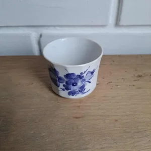 Royal Copenhagen. Blå blomst kantet, Bæger 6,5 cm. #10/8566