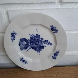 Royal Copenhagen. Blå blomst kantet, Kagetallerken 16 cm. #8553