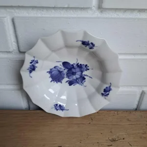 Royal Copenhagen. Blå blomst kantet, Skål 15 cm. #10/8555