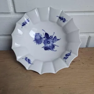 Royal Copenhagen. Blå blomst kantet, Skål 17 cm. #10/8556