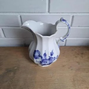 Royal Copenhagen. Blå blomst kantet, Stor kande 20 cm. #10/8526