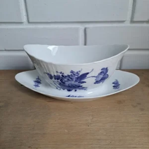 Royal Copenhagen. Blå blomst svejfet, Sovseskål 35 dl. #10/1651
