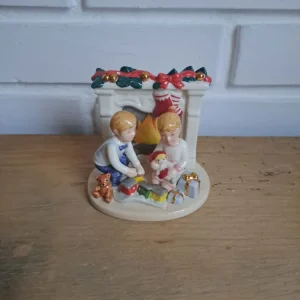 Royal Copenhagen. Clara og Peter ved kaminen #411