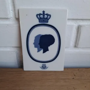 Royal Copenhagen. Flise med silhuet af Dronning Margrethe og Prins Henrik 13 cm.