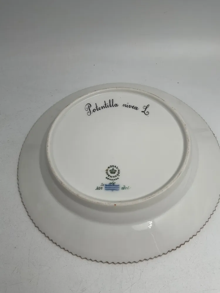Royal Copenhagen Flora Danica Frokosttallerken No. 20/3550