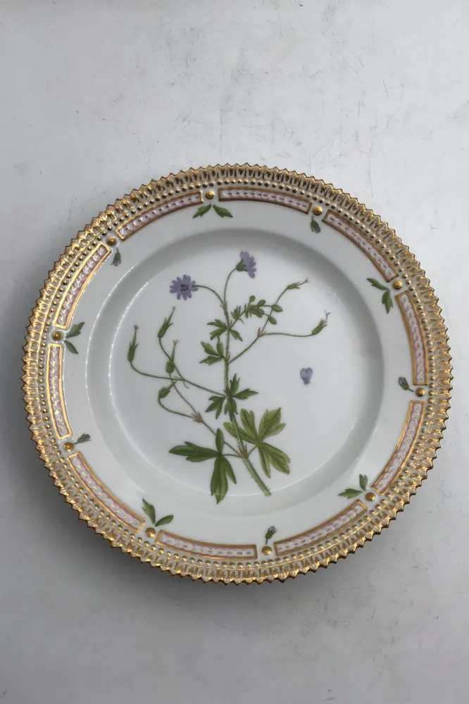 Royal Copenhagen Flora Danica Salat Tallerken No. 20 / 3573