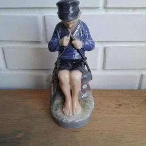 Royal Copenhagen. Hyrdedreng der snitter #905
