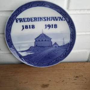 Royal Copenhagen. Minde platte med Krudttårnet i Frederikshavn 1818-1918 20 cm.