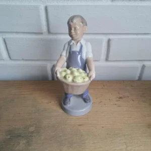 Royal Copenhagen. Månedsfigur Oktober, Dreng med æbler #4532