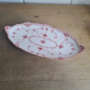 Royal Copenhagen. Ruby red musselmalet halvblonde. Ovalt fad 24,5 cm. #349