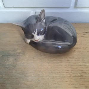 Royal Copenhagen. Sovende kat #422