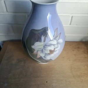 Royal Copenhagen. Vase med blomst 29 cm. #2650/2308