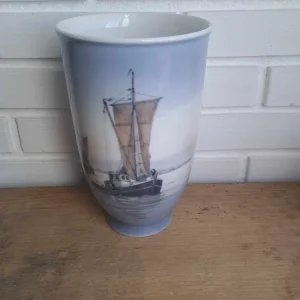 Royal Copenhagen. Vase med fiskerbåde 22,5 cm. #2819/3549