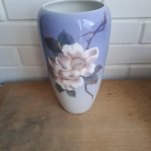 Royal Copenhagen. Vase med vildrose 23 cm. #2630/1049