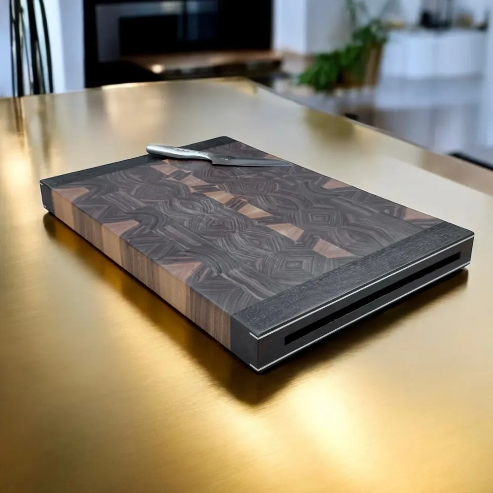 Chefs Board - 5 cm tykt skærebræt med kerne i endetræ og retvendt håndgreb med messingdetaljer. Størrelser fra 30x20 cm -...