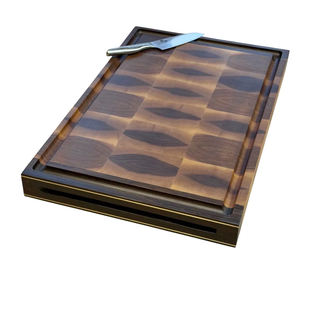 Chefs Board - 5 cm tykt skærebræt med kerne i endetræ og retvendt håndgreb med messingdetaljer. Størrelser fra 30x20 cm -...