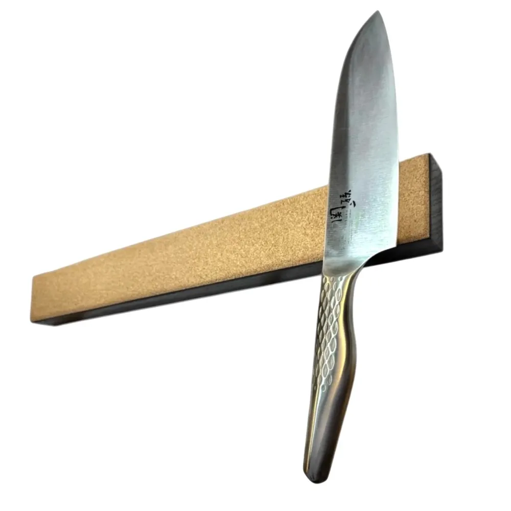 Cork - smal magnetskinne med naturkork i længder fra 30 - 90 cm. Rune-Jakobsen Woodworks