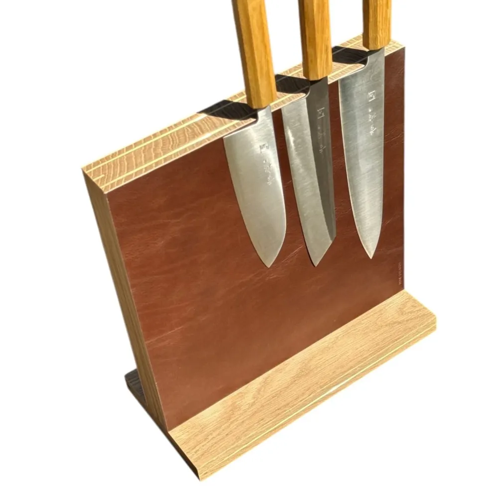 Leather Block Exclusive - 15 eller 25 cm bred dobbeltsidet magnetisk knivblok med Italiensk læder og metaldetaljer. Højde...