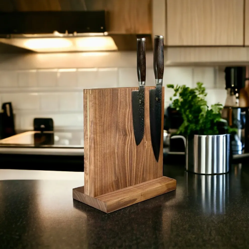 Monolith - 15 eller 25 cm bred dobbeltsidet magnetisk knivblok med messingdetaljer. Højde 30 cm. Rune-Jakobsen Woodworks