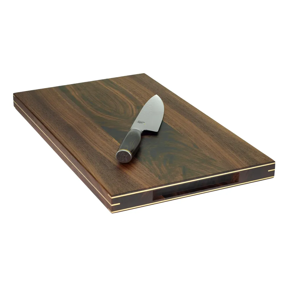 Plain - 3 cm tykt skærebræt med messingdetaljer. Størrelser fra 35x25 cm - 60x40 cm. Rune-Jakobsen Woodworks