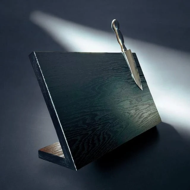 You want it darker? - 30 til 60 cm bred, vinklet sortbejdset knivblok. Enkelt eller dobbeltsidet magnetisk. Højde 25 cm. R...