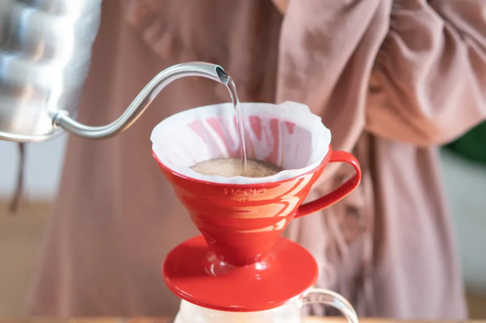 V60 Plastic 02 Dripper - Rød