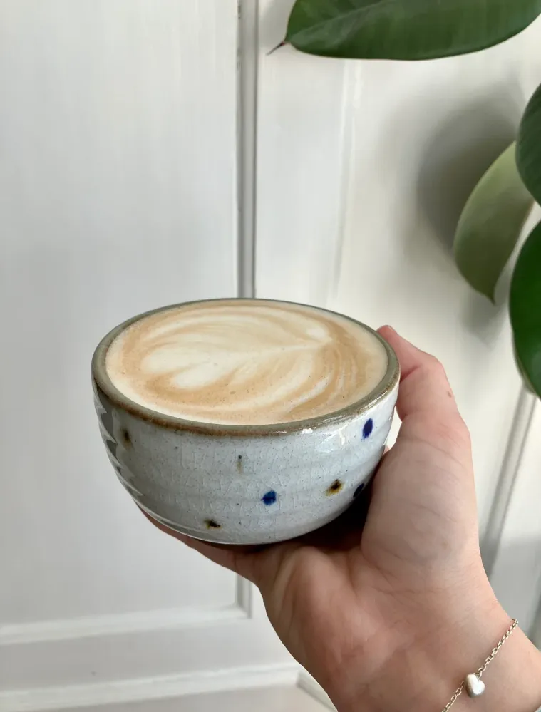 Cappuccinokop med prikker