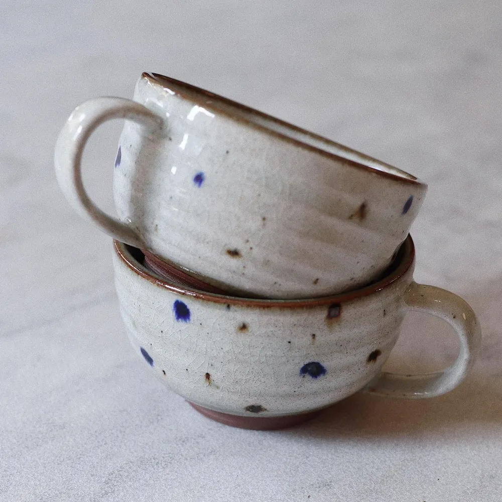 Cappuccinokop med prikker