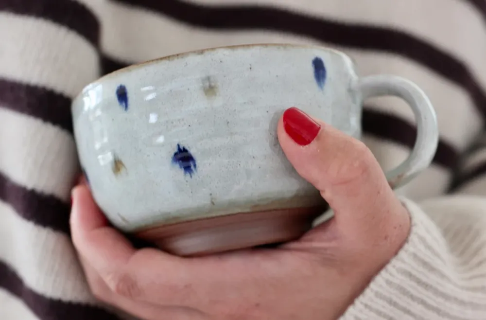 Cappuccinokop med prikker